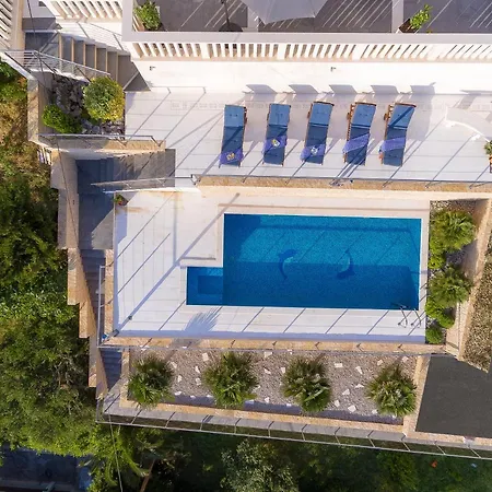 Villa Awelon Stanici, Omis