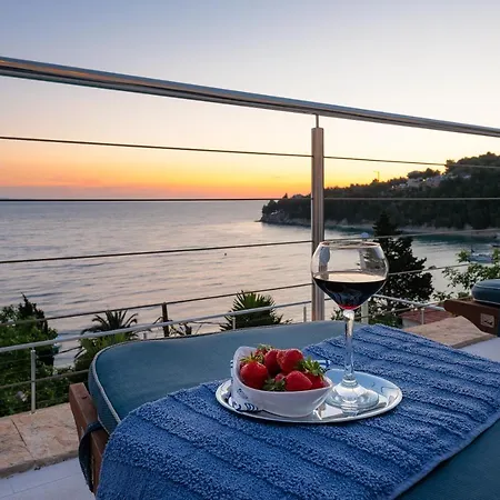 Awelon Stanici, Omis Villa *