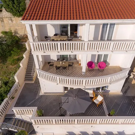 Villa Awelon Stanici, Omis