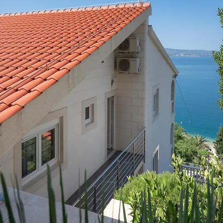 Awelon Stanici, Omis Villa *