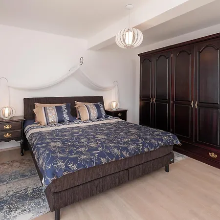 Awelon Stanici, Omis Villa Celina