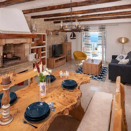 Awelon Stanici, Omis Villa *